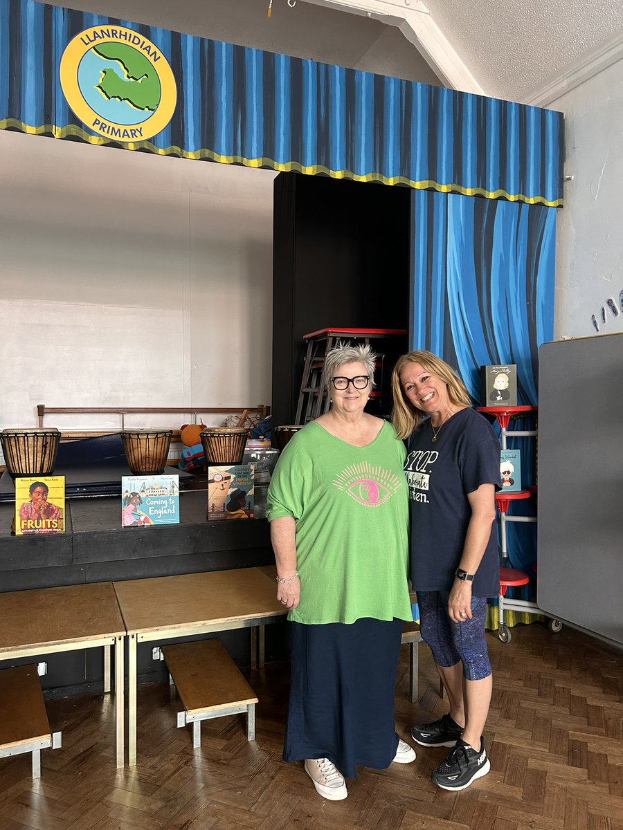 llanrhidianp's tweet photo. Croeso I Gynradd Llanrhidian! Our Principles from New South Wales loved our little school! We have all swapped great practice to improve our schools. #Llanimp Diolch @tamariki https://t.co/LvCP3OWehD