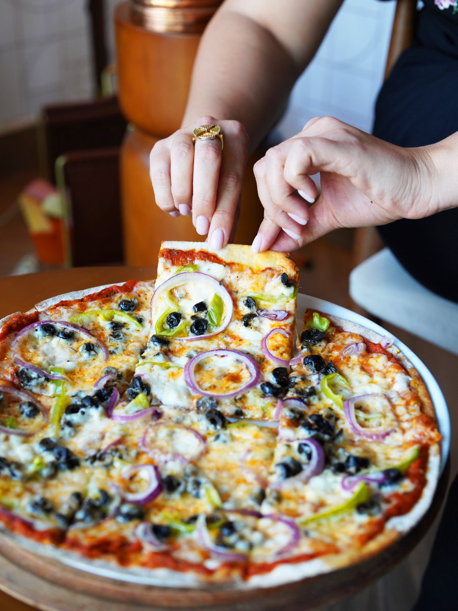 Hey sen pizzadan vazgeçemeyen ama yeni tatlar arayan #GetirYemek’li, binlerce çeşit arasından yeni keşiflerini yapman için birbirinden lezzetli pizzalar Doya Doya Hafta Sonuna özel 80 TL'ye vara indirimle seni bekliyor.