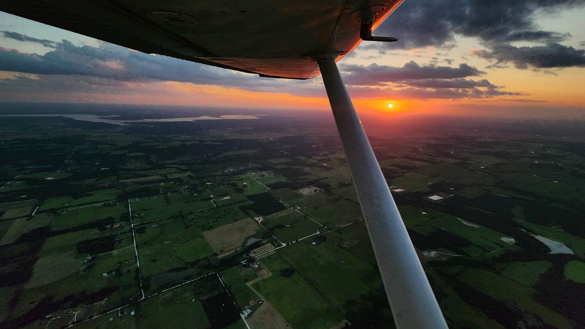 I take some of the COOLEST pictures when I'm flying! #pilot #flying #Cessna #sunset #aerialphotography
#sky #clouds
