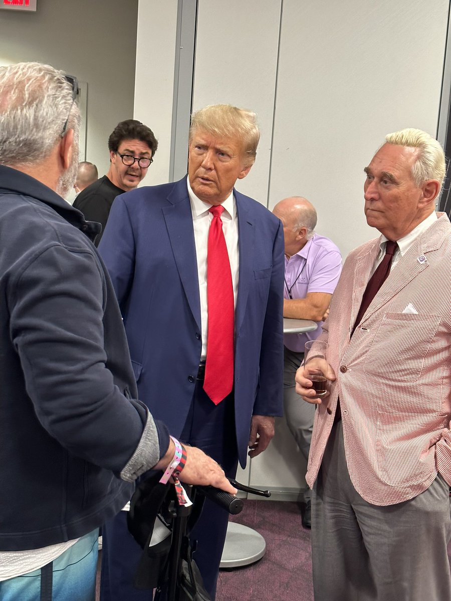 eduardomenoni's tweet photo. Donald Trump, Mel Gibson y Roger Stone juntos esta noche. ¡Nada puede detener lo que viene!, el globalismo y sus élites pedófilas van a caer muy pronto. ¿Apoyas este junte histórico? https://t.co/n1KGk9PPej