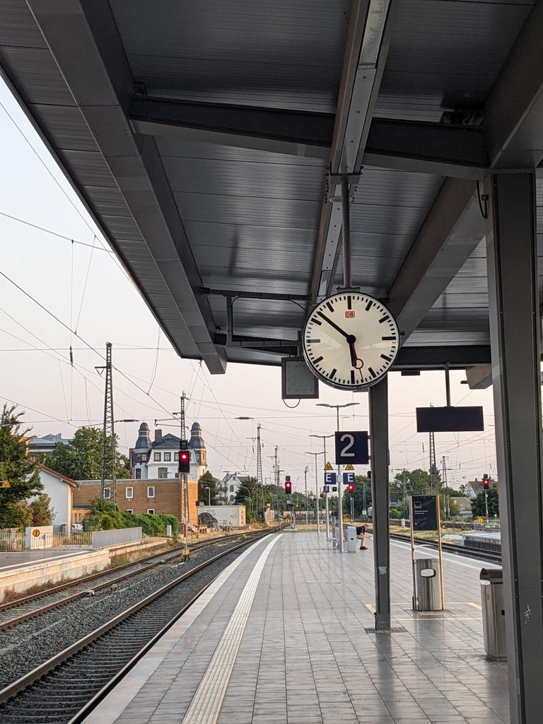 Guten Morgen <a href="/DB_Bahn/">Deutsche Bahn Personenverkehr</a> ,

hier sehen wir die einzige(!) vom Bahnsteig 2 aus einsehbare Bahnhofsuhr  in Friedberg (Hessen). 

Ist das Absicht? 
Ist das ein Einsparungsziel?

Blod ist halt, wenn die dann eine Viertel Stunde nachgeht. Von wegen Redundanz und so.