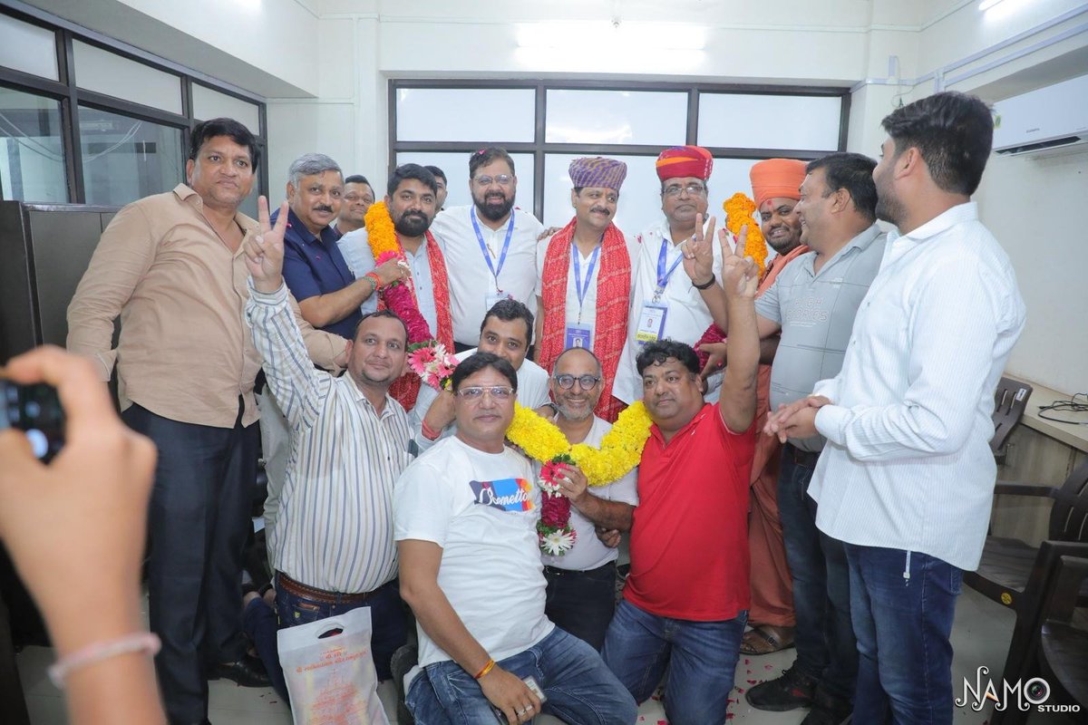 DinesshSuratBJP's tweet photo. मुझे पूरा भरोसा है कि आपके नेतृत्व में विश्व प्रसिद्ध सूरत का कपड़ा बाजार नई ऊँचाइयों को छूने के लिए आगे बढ़ेगा। 🌟👏

#VictoriousWin #KailashHakim #VikasPanel #SuratTextileMarket (2/2) https://t.co/eA0aFoSW8p