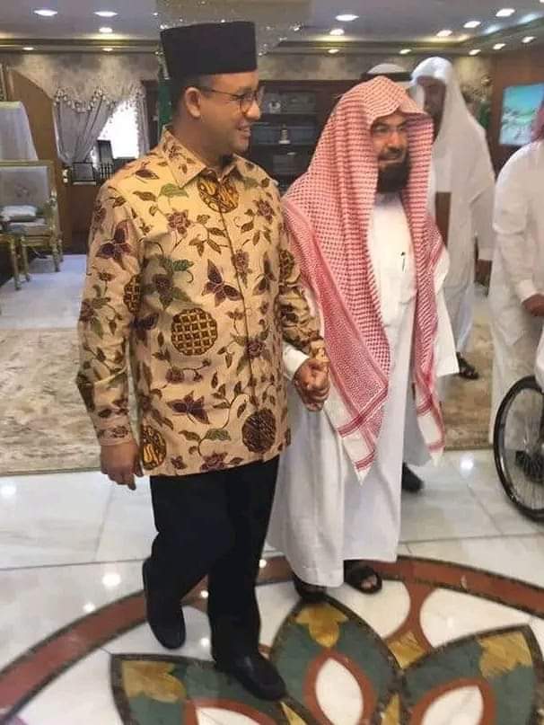 Muslim_AntiPKI9's tweet image. Masyaa ALLAAH...
Melihat Kedua Orang ini Sudah Senang, Saling Berpegangan Tangan Dgn Eratnya (Orang Baik Bertemu Orang Baik)                              Prof. Dr. Asy-syaikh Abdulrahman bin Abdul Aziz bin Muhammad-as Sudais (Imam Besar Masjidil Haram &amp;amp; Masjid Nabawi)