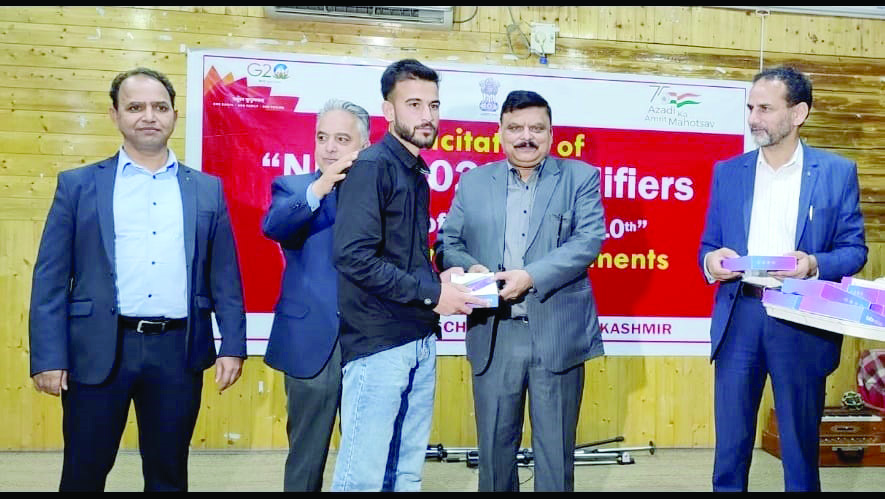 RisingKashmir's tweet photo. #SED felicitates #NEETqualifiers & #topscorers in #KashmirDivision
@dsekofficial @OfficeOfLGJandK
@manojsinha_ @diprjk
@Office_JKBoSE
https://t.co/NiT0VmUrSW https://t.co/J0e0dZKPWs