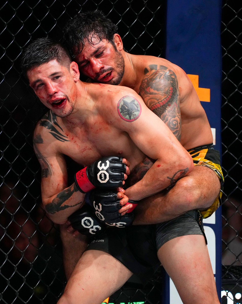 SomosAnalistas_'s tweet photo. ¡LA DECEPCIONANTE IMAGEN! 😡

El Brasileño Pantoja abranzando todo el último round a Brandon Moreno para llevarse la pelea por derribos 

Una manera muy cobarde de ganar, la única manera de parar a Brandon https://t.co/ygqYkPy2mF