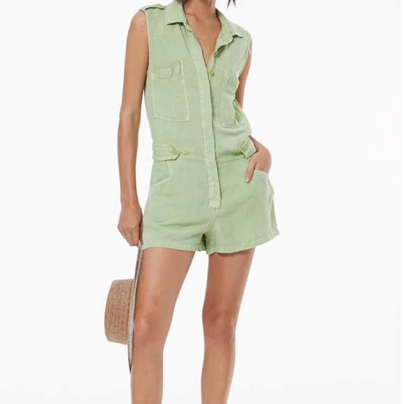 smithchic1's tweet photo. So good I had to share! Check out all the items I'm loving on @Poshmarkapp #poshmark #fashion #style #shopmycloset #fillyflair #youngfabulousbroke #remixmess: https://t.co/zMij0tQMV6 https://t.co/MyVMcEfdow