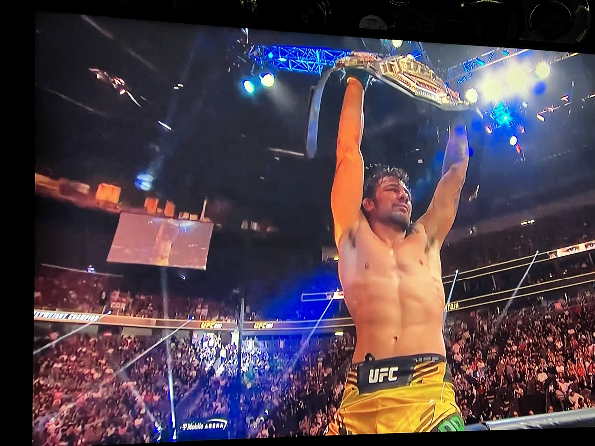 DELEGADOMACORIN's tweet photo. Sensacional a conquista de Alexandre Pantoja no UFC, de motorista de Uber a Campeão Mundial. Uma batalha épica, à lá Rocky Balboa… https://t.co/9pgWrkUQlv