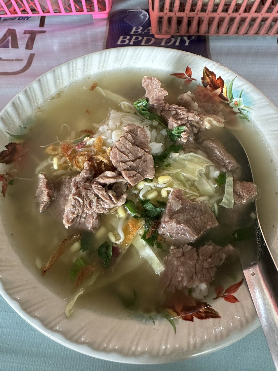 xianiwei's tweet photo. Emang klo dasarnya suka kulineran, diajakin makan dimana aja dah pasti tancap gass.. Soto Sapi Winong, sotonya enak daging empuk, plusnya klo minta potongan jerohan dipanasin dulu jadi lebih enak.. https://t.co/RyJFNTgQ7a