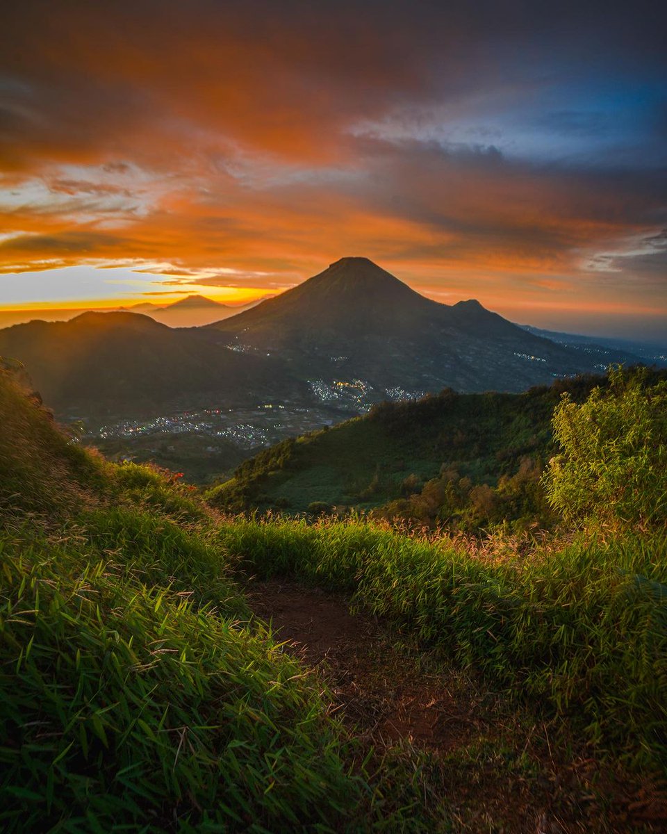 wonderfulid's tweet photo. Experience the ethereal Sikunir Golden Sunrise, Wonosobo. 

As dawn breaks, witness the sky transforming into a canvas of gold. Thanks for the awe-inspiring shot, @nimenrogol! 

#GoldenSunrise #WonderfulIndonesia 
#WonderfulJourney https://t.co/ecoAjXeikU