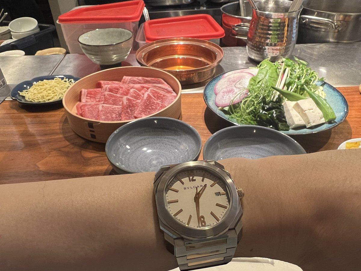 MJkopYY's tweet photo. また買っちまった…
今年はもう時計購入は無いな（フラグ）…

たまの休みに昼しゃぶしゃぶ！

#腕時計
#Bvlgari
#Octo
#グルメ
#しゃぶしゃぶ https://t.co/nREI3SjRp6