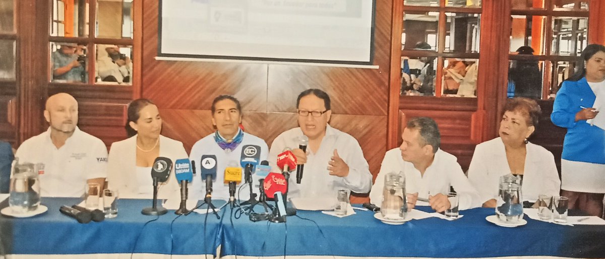 AcuerdoPP's tweet photo. #App25 
@monte_byron entregan machete para cortar la corrupción. @yakuperezg https://t.co/2Nik5dTGW0