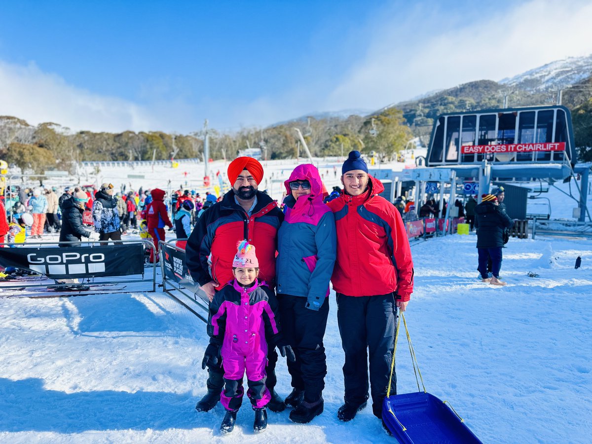 jugnu30's tweet photo. A trip to snowy mountains ❤️
ਰਾਖਸ਼ ਦਾ ਹੱਥ ਜੀਤਾਂ ਦੇ ਹੱਥਾਂ ਵਿੱਚ ਹੈ। ਓਹਨੂੰ ਆਪਣੇ ਮਹਿਬੂਬ ਦੀ ਤਾਂਘ ਮਹਿਸੂਸ ਸਹਿ ਰਹੀ ਹੈ। ਓਹ ਜੀਤਾਂ ਦੀਆਂ ਅੱਖਾਂ ਵਿੱਚ ਅੱਖਾਂ ਪਾ ਹਲਕੇ ਜਿਹੇ ਜ਼ੋਰ ਨਾਲ ਓਹਨੂੰ ਆਪਣੇ ਵੱਲ ਖਿੱਚਦਾ ਹੈ ਤੇ ਜੀਤਾਂ ਇੱਕ ਬਿਰਖ ਤੋਂ ਗਿਰਦੇ ਪੱਤੇ ਵਾਂਗ ਰਾਖਸ਼ ਦੀ ਝੋਲੀ ਵਿੱਚ ਆ ਡਿੱਗਦੀ ਹੈ। ਰਾਖਸ਼ ਨੇ ਆਪਣੇ ਖੱਬੇ ਹੱਥ ਨਾਲ ਓਹਦੀ ਬਾਂਹ ਫੜੀ ਹੋਈ ਹੈ। ਓਹ ਸੱਜੇ ਹੱਥ ਨਾਲ ਓਹਦੀ ਜ਼ੁਲਫ਼ ਨੂੰ ਸੁਆਰ,ਓਹਦੀਆਂ ਲਟਾਂ ਨੂੰ ਜੀਤਾਂ ਦੇ ਕੰਨ ਓਹਲੇ ਕਰ ਦਿੰਦਾ ਹੈ ਤੇ ਇੱਕਦਮ ਸ਼ਾਂਤ ਚਿੱਤ ਜੀਤਾਂ ਵੱਲ ਦੇਖਦਾ ਹੈ। ਅੱਗ ਦੀਆਂ ਲਪਟਾਂ ਨਾਲ ਆਸੇ-ਪਾਸੇ ਇੱਕ ਲਾਲ ਜਿਹੀ ਰੌਸ਼ਨੀ ਹੋ ਗਈ ਹੈ ਤੇ ਇਸ ਵਿੱਚ ਰੌਸ਼ਨੀ ਵਿੱਚ ਜੀਤਾਂ ਬਹੁਤ ਖੂਬਸੂਰਤ ਲੱਗ ਰਹੀ ਹੈ।  ਓਹ ਜੀਤਾਂ ਦਾ ਚਿਹਰਾਂ ਦੂਜੇ ਪਾਸੇ ਕਰ ਦਿੰਦਾ ਹੈ। ਰਾਖਸ਼ ਦੀ ਮੰਸ਼ਾ ਜਾਣਦੀ ਹੋਈ ਜੀਤਾਂ ਇੱਕ ਹੱਥ ਨਾਲ ਆਪਣੀਆਂ ਜ਼ੁਲਫ਼ਾਂ ਇੱਕ ਪਾਸੇ ਕਰ ਲੈਂਦੀ ਹੈ ਤੇ ਰਾਖਸ਼ ਮੋਤੀਆਂ ਦੀ ਬਣੀ ਮਾਲਾ ਓਹਦੇ ਗੱਲ ਵਿੱਚ ਪਾ ਦਿੰਦਾ ਹੈ। ਜੀਤਾਂ ਹੱਥ ਨਾਲ ਛੋਹ ਕੇ ਮੋਤੀਆਂ ਨੂੰ ਟੋਹਂਦੀੰ ਹੈ। ਰਾਖਸ਼ ਓਹਨੂੰ ਆਪਣੀ ਬੁੱਕਲ ਵਿੱਚ ਲੈ ਕੈਂਦਾ ਹੈ। ਜੀਤਾਂ ਦੀ ਪਿੱਠ ਹੁਣ ਰਾਖਸ਼ ਦੀ ਛਾਤੀ ਵੱਲ ਹੈ। ਰਾਖਸ਼ ਜੀਤਾਂ ਨੂੰ ਆਪਣੀਆਂ ਬਾਹਾਂ ਵਿੱਚ ਲੈ, ਜੰਡ ਨਾਲ ਢਾਹ ਲਾ ਕੇ ਬੈਠ ਗਿਆ ਹੈ। ਜੀਤਾਂ ਵੀ ਰਾਖਸ਼ ਦੀਆਂ ਸੁਡੋਲ ਬਾਹਾਂ ਵਿੱਚ ਅੰਤਾਂ ਦਾ ਸਕੂੰ ਮਹਿਸੂਸ ਕਰ ਰਹੀ ਹੈ।ਆਪਣਾ ਸਿਰ ਰਾਖਸ਼ ਦੇ ਮੋਢੇ ਤੇ ਰੱਖ ਦਿੰਦੀ ਹੈ ਤੇ ਅੱਖਾਂ ਬੰਦ ਕਰ ਜਾਂਦੀ ਹੈ। ਦੋਹੇਂ ਇਸ਼ਕ ‘ਚ ਧੋਖੇ ਖਾਏ ਇੱਕ ਦੂਜੇ ਦੇ ਜ਼ਖ਼ਮਾਂ ਤੇ ਮਲ੍ਹਮ ਲਗਾਉਣ ਦੀ ਕੋਸ਼ਿਸ਼ ਕਰ ਰਹੇ ਹਨ। 

ਰਾਖਸ਼ ਸਾਧਃ

ਨੀ ਮੰਨਾਂ ਤਾਂ ਜੇ ਰੁੱਸਿਆ ਹੋਵਾਂ,
ਲੱਭਾਂ ਤਾਂ ਜੇ ਖੁੱਸਿਆ ਹੋਵਾਂ,
ਰੂਹ ਓਹਨੂੰ ਦੇ ਬੈਠਾ ਹਾਂ,
ਜੇ ਭੁੱਲ ਜਾਏ..ਪਿੰਡਿਓਂ ਹਿੱਸਿਆਂ ਹੋਵਾਂ।

ਕਿਤੇ ਬਾਣ ਬੋਲਾਂ ਦਾ ਕੱਸਿਆ ਹੋਵਾਂ,
ਫੱਟ ਜਾ ਕਿਧਰੇ ਦੱਸਿਆਂ ਹੋਵਾਂ,
ਮੌਨ ਉਡੀਕਾਂ ਮੌਤ ਜਾਂ ਵੱਸਲਾਂ,
ਦੱਸੀ ਜੇ ਕਿਧਰੇ ਨੱਸਿਆਂ ਹੋਵਾਂ।

ਨਾਗ ਇਸ਼ਕ ਦਾ ਡੱਸਿਆ ਹੋਵਾਂ,
ਮੜੀ ਪੁਜੀਂਦੀਂ ਮੱਸਿਆ ਹੋਵਾਂ,
ਆ ਬੁੱਕਲ ਤੇਰੀ ਪੀੜਾਂ ਘੁੱਟ ਲਾਂ,
ਭੋਰੇ..ਕਾਲ ਤਪੱਸਿਆ ਹੋਵਾਂ।
#mahuana