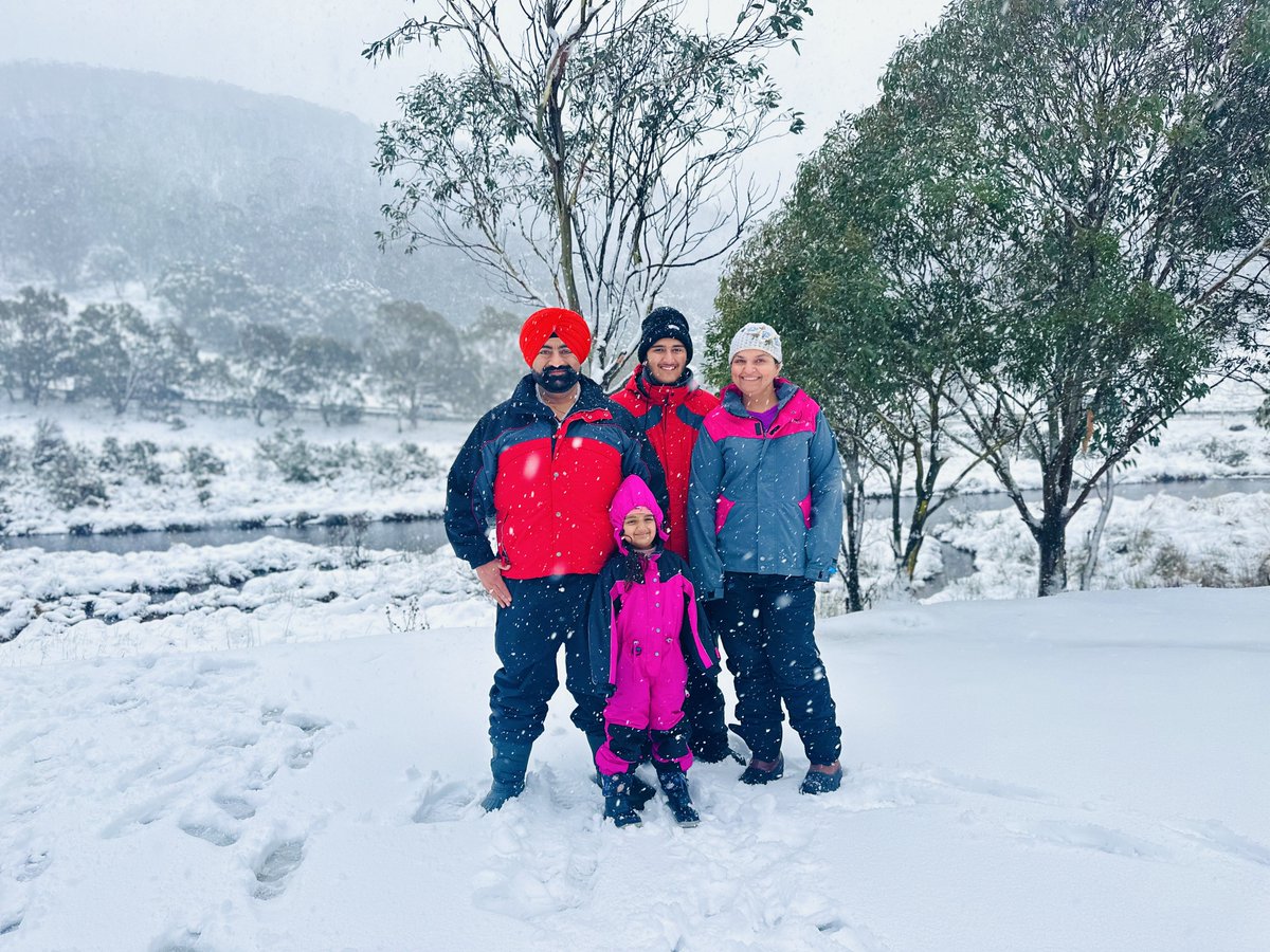 jugnu30's tweet photo. A trip to snowy mountains ❤️
ਰਾਖਸ਼ ਦਾ ਹੱਥ ਜੀਤਾਂ ਦੇ ਹੱਥਾਂ ਵਿੱਚ ਹੈ। ਓਹਨੂੰ ਆਪਣੇ ਮਹਿਬੂਬ ਦੀ ਤਾਂਘ ਮਹਿਸੂਸ ਸਹਿ ਰਹੀ ਹੈ। ਓਹ ਜੀਤਾਂ ਦੀਆਂ ਅੱਖਾਂ ਵਿੱਚ ਅੱਖਾਂ ਪਾ ਹਲਕੇ ਜਿਹੇ ਜ਼ੋਰ ਨਾਲ ਓਹਨੂੰ ਆਪਣੇ ਵੱਲ ਖਿੱਚਦਾ ਹੈ ਤੇ ਜੀਤਾਂ ਇੱਕ ਬਿਰਖ ਤੋਂ ਗਿਰਦੇ ਪੱਤੇ ਵਾਂਗ ਰਾਖਸ਼ ਦੀ ਝੋਲੀ ਵਿੱਚ ਆ ਡਿੱਗਦੀ ਹੈ। ਰਾਖਸ਼ ਨੇ ਆਪਣੇ ਖੱਬੇ ਹੱਥ ਨਾਲ ਓਹਦੀ ਬਾਂਹ ਫੜੀ ਹੋਈ ਹੈ। ਓਹ ਸੱਜੇ ਹੱਥ ਨਾਲ ਓਹਦੀ ਜ਼ੁਲਫ਼ ਨੂੰ ਸੁਆਰ,ਓਹਦੀਆਂ ਲਟਾਂ ਨੂੰ ਜੀਤਾਂ ਦੇ ਕੰਨ ਓਹਲੇ ਕਰ ਦਿੰਦਾ ਹੈ ਤੇ ਇੱਕਦਮ ਸ਼ਾਂਤ ਚਿੱਤ ਜੀਤਾਂ ਵੱਲ ਦੇਖਦਾ ਹੈ। ਅੱਗ ਦੀਆਂ ਲਪਟਾਂ ਨਾਲ ਆਸੇ-ਪਾਸੇ ਇੱਕ ਲਾਲ ਜਿਹੀ ਰੌਸ਼ਨੀ ਹੋ ਗਈ ਹੈ ਤੇ ਇਸ ਵਿੱਚ ਰੌਸ਼ਨੀ ਵਿੱਚ ਜੀਤਾਂ ਬਹੁਤ ਖੂਬਸੂਰਤ ਲੱਗ ਰਹੀ ਹੈ।  ਓਹ ਜੀਤਾਂ ਦਾ ਚਿਹਰਾਂ ਦੂਜੇ ਪਾਸੇ ਕਰ ਦਿੰਦਾ ਹੈ। ਰਾਖਸ਼ ਦੀ ਮੰਸ਼ਾ ਜਾਣਦੀ ਹੋਈ ਜੀਤਾਂ ਇੱਕ ਹੱਥ ਨਾਲ ਆਪਣੀਆਂ ਜ਼ੁਲਫ਼ਾਂ ਇੱਕ ਪਾਸੇ ਕਰ ਲੈਂਦੀ ਹੈ ਤੇ ਰਾਖਸ਼ ਮੋਤੀਆਂ ਦੀ ਬਣੀ ਮਾਲਾ ਓਹਦੇ ਗੱਲ ਵਿੱਚ ਪਾ ਦਿੰਦਾ ਹੈ। ਜੀਤਾਂ ਹੱਥ ਨਾਲ ਛੋਹ ਕੇ ਮੋਤੀਆਂ ਨੂੰ ਟੋਹਂਦੀੰ ਹੈ। ਰਾਖਸ਼ ਓਹਨੂੰ ਆਪਣੀ ਬੁੱਕਲ ਵਿੱਚ ਲੈ ਕੈਂਦਾ ਹੈ। ਜੀਤਾਂ ਦੀ ਪਿੱਠ ਹੁਣ ਰਾਖਸ਼ ਦੀ ਛਾਤੀ ਵੱਲ ਹੈ। ਰਾਖਸ਼ ਜੀਤਾਂ ਨੂੰ ਆਪਣੀਆਂ ਬਾਹਾਂ ਵਿੱਚ ਲੈ, ਜੰਡ ਨਾਲ ਢਾਹ ਲਾ ਕੇ ਬੈਠ ਗਿਆ ਹੈ। ਜੀਤਾਂ ਵੀ ਰਾਖਸ਼ ਦੀਆਂ ਸੁਡੋਲ ਬਾਹਾਂ ਵਿੱਚ ਅੰਤਾਂ ਦਾ ਸਕੂੰ ਮਹਿਸੂਸ ਕਰ ਰਹੀ ਹੈ।ਆਪਣਾ ਸਿਰ ਰਾਖਸ਼ ਦੇ ਮੋਢੇ ਤੇ ਰੱਖ ਦਿੰਦੀ ਹੈ ਤੇ ਅੱਖਾਂ ਬੰਦ ਕਰ ਜਾਂਦੀ ਹੈ। ਦੋਹੇਂ ਇਸ਼ਕ ‘ਚ ਧੋਖੇ ਖਾਏ ਇੱਕ ਦੂਜੇ ਦੇ ਜ਼ਖ਼ਮਾਂ ਤੇ ਮਲ੍ਹਮ ਲਗਾਉਣ ਦੀ ਕੋਸ਼ਿਸ਼ ਕਰ ਰਹੇ ਹਨ। 

ਰਾਖਸ਼ ਸਾਧਃ

ਨੀ ਮੰਨਾਂ ਤਾਂ ਜੇ ਰੁੱਸਿਆ ਹੋਵਾਂ,
ਲੱਭਾਂ ਤਾਂ ਜੇ ਖੁੱਸਿਆ ਹੋਵਾਂ,
ਰੂਹ ਓਹਨੂੰ ਦੇ ਬੈਠਾ ਹਾਂ,
ਜੇ ਭੁੱਲ ਜਾਏ..ਪਿੰਡਿਓਂ ਹਿੱਸਿਆਂ ਹੋਵਾਂ।

ਕਿਤੇ ਬਾਣ ਬੋਲਾਂ ਦਾ ਕੱਸਿਆ ਹੋਵਾਂ,
ਫੱਟ ਜਾ ਕਿਧਰੇ ਦੱਸਿਆਂ ਹੋਵਾਂ,
ਮੌਨ ਉਡੀਕਾਂ ਮੌਤ ਜਾਂ ਵੱਸਲਾਂ,
ਦੱਸੀ ਜੇ ਕਿਧਰੇ ਨੱਸਿਆਂ ਹੋਵਾਂ।

ਨਾਗ ਇਸ਼ਕ ਦਾ ਡੱਸਿਆ ਹੋਵਾਂ,
ਮੜੀ ਪੁਜੀਂਦੀਂ ਮੱਸਿਆ ਹੋਵਾਂ,
ਆ ਬੁੱਕਲ ਤੇਰੀ ਪੀੜਾਂ ਘੁੱਟ ਲਾਂ,
ਭੋਰੇ..ਕਾਲ ਤਪੱਸਿਆ ਹੋਵਾਂ।
#mahuana