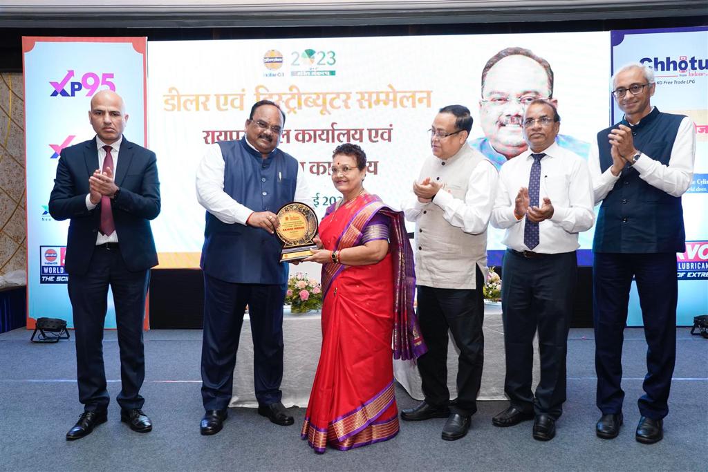 DirMktg_iocl's tweet photo. Thanks to our Channel Partners who truly embody the spirit of 'Auro ke liye business hai, humare liye duty' by ensuring uninterrupted energy supply  despite challenging situations. It's my pleasure felicitating them in Raipur recently. 
#OnDutyAlways 
#PehleIndianPhirOil https://t.co/0bjNBJWLo1