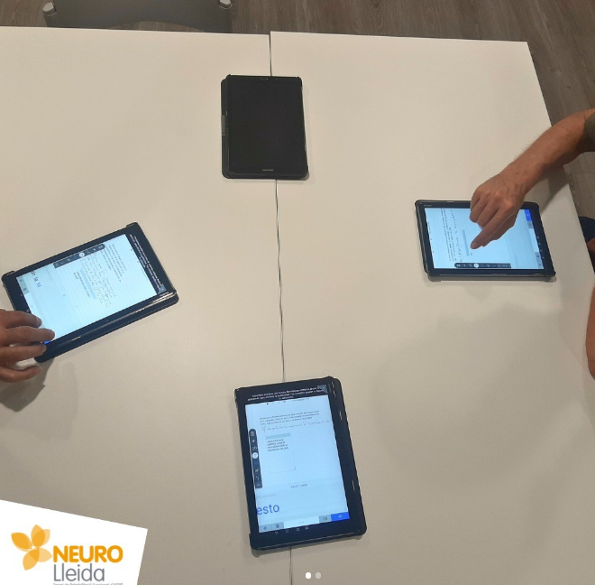 aspidlleida's tweet photo. A #NeuroLleida les #tecnologies són útils per a algunes teràpies i augmentar la motivació en tasques!! PX buscar notícies d'actualitat i resumir-les, utilitzant tauletes per a treballar diferents moviments de la mà a través de l'escriptura!! @apicslleida @entitatecom https://t.co/8ZpNGonIsQ