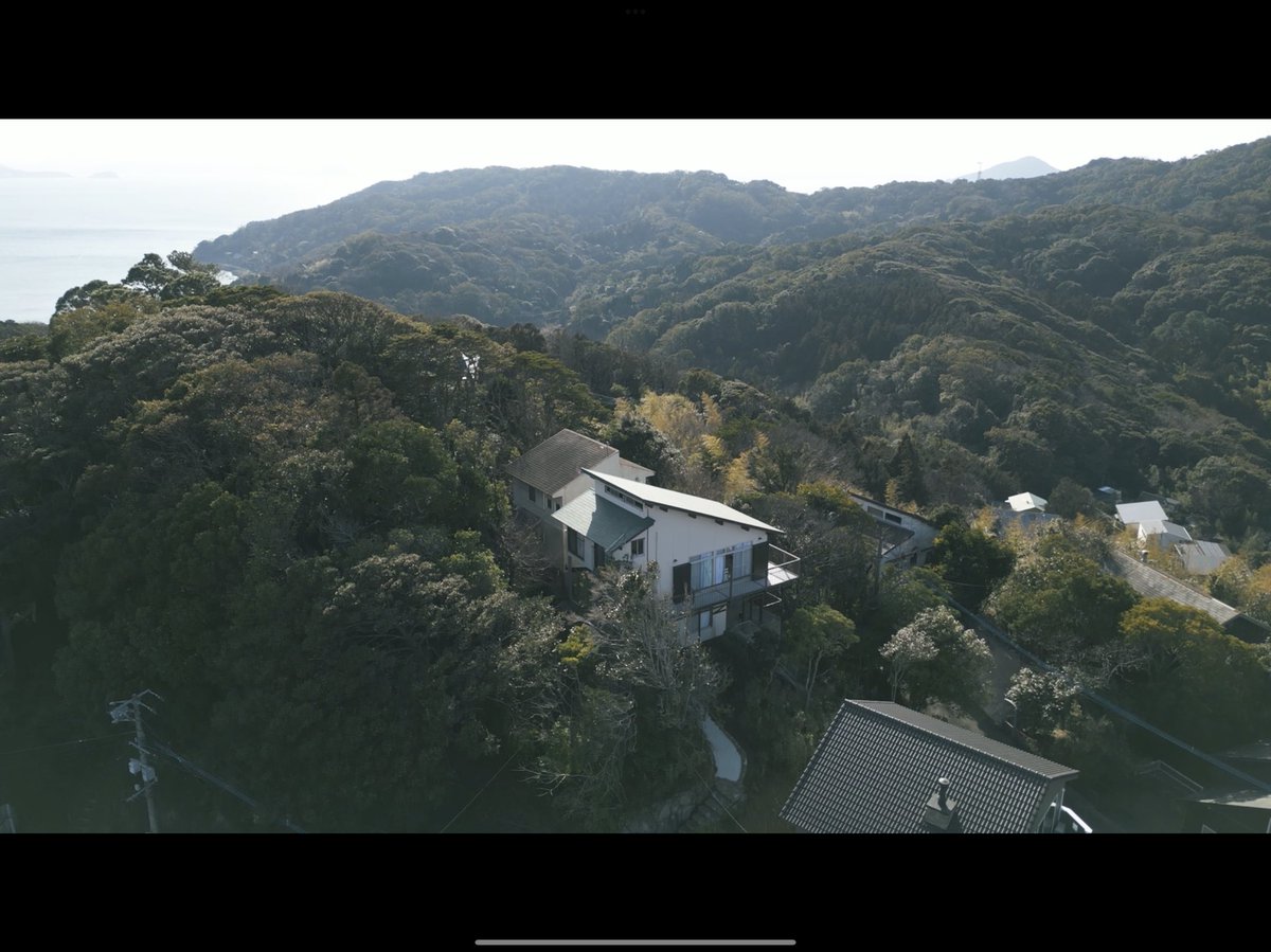 ヤバハウスは、このように山頂に埋もれるようにあります。
そりゃ虫いるわ。虫からしたら、こっちが害虫だわ。

撮影：柏田洋平（サンディ株式会社） https://t.co/6RlhGgIsMa