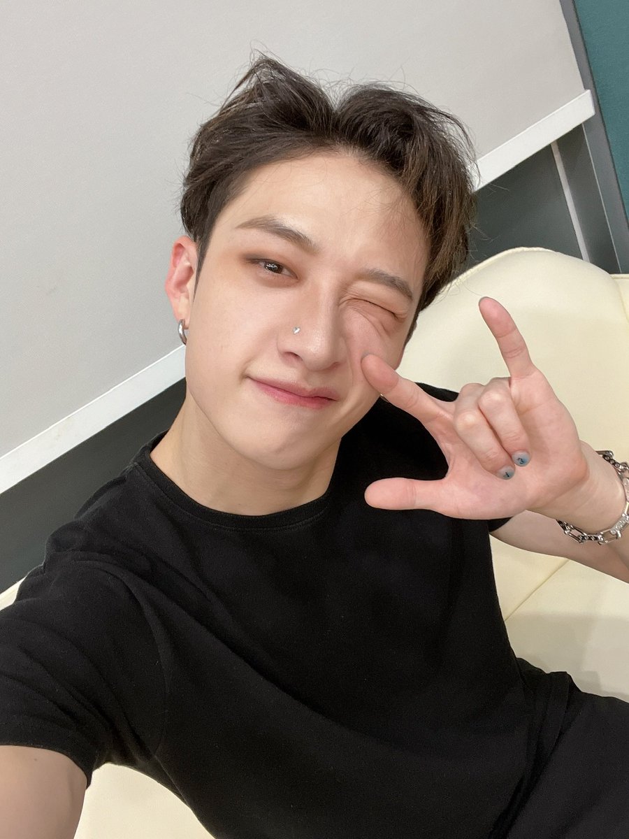 bang chan’s wink selfies >>>
