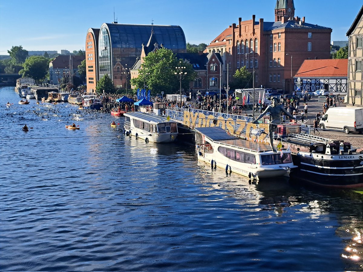 MatPilarczyk's tweet photo. Już za moment, już za chwilę startuje koronny dystans #Enea #BydgoszczTriathlon. Zawodnicy punktualnie o 7:00 wskoczą do Brdy. Po 1,9 km w rzece, do mety zostanie 90 km na rowerze i 22 km biegu. Powodzenia!! #DodajemyEnergii https://t.co/ndo6NXnoEr