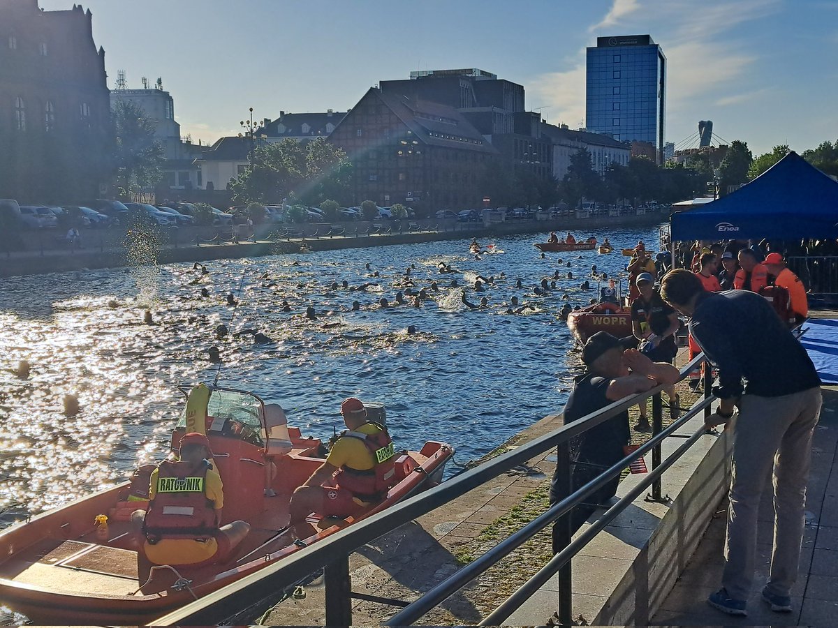MatPilarczyk's tweet photo. Już za moment, już za chwilę startuje koronny dystans #Enea #BydgoszczTriathlon. Zawodnicy punktualnie o 7:00 wskoczą do Brdy. Po 1,9 km w rzece, do mety zostanie 90 km na rowerze i 22 km biegu. Powodzenia!! #DodajemyEnergii https://t.co/ndo6NXnoEr