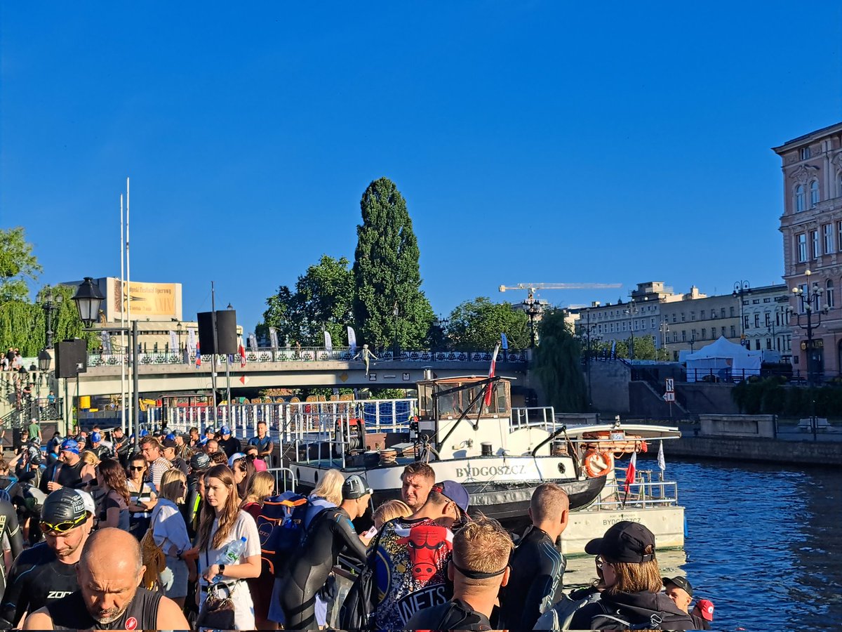 MatPilarczyk's tweet photo. Już za moment, już za chwilę startuje koronny dystans #Enea #BydgoszczTriathlon. Zawodnicy punktualnie o 7:00 wskoczą do Brdy. Po 1,9 km w rzece, do mety zostanie 90 km na rowerze i 22 km biegu. Powodzenia!! #DodajemyEnergii https://t.co/ndo6NXnoEr