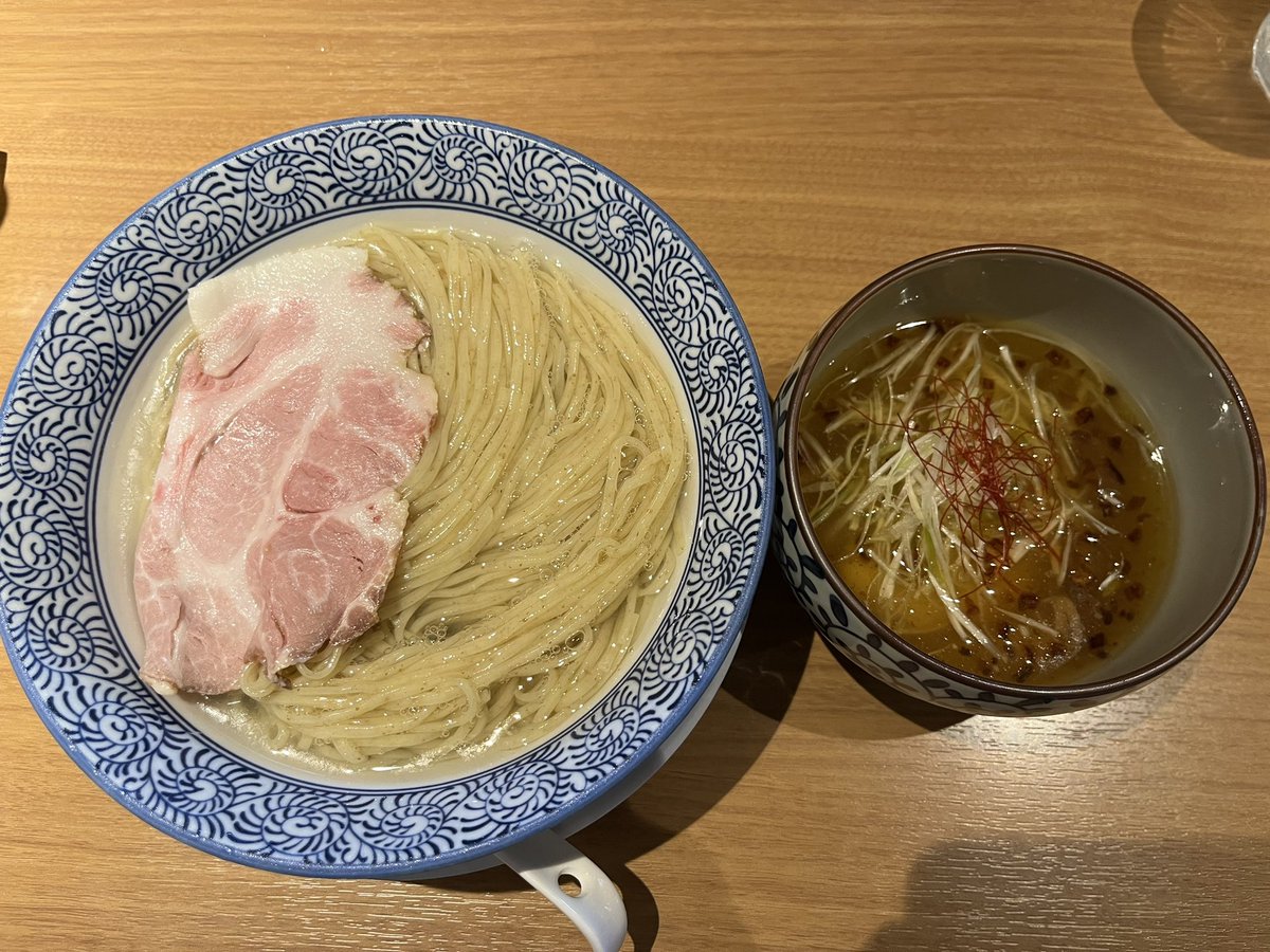 jro_love's tweet photo. 【麺屋 㐂八】
兵庫県神戸市にある人気店。
羅臼昆布水に浸かった麺を塩ベースの鶏スープにつけて食す。
つけ麺界の新時代の幕開けかと思うような旨さ。。。

そのまま食べてもよし。
塩をつけて食べてもよし。
柑橘系果汁を加えて食べてもよし。 https://t.co/kl65ZoWqJY