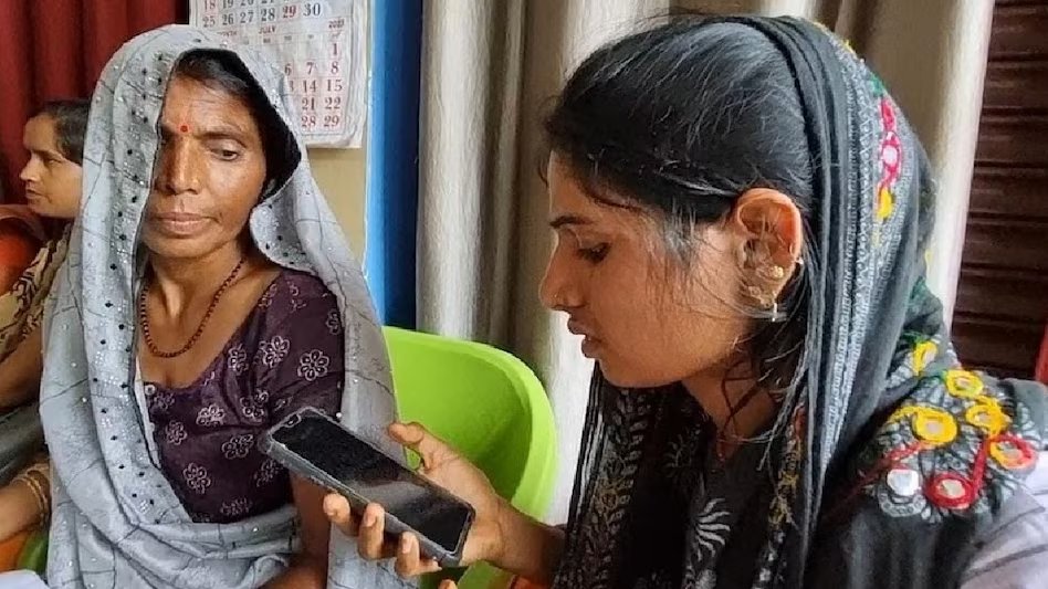 news24tvchannel's tweet photo. UP : कन्नौज में एक पति ने अपनी पत्नी को पढ़ाने से किया इंकार, कहा, "तुझे पैर की जूती बनाकर रखेंगे, न कि ज्योति मौर्य बनने देंगे"
◆ पत्नी ने कहा, "मैं B.ED. कर रही थी, जैसे ही ज्योति मौर्य का विवादित मामला आया, पति ने पढ़ाई करने से रोक दिया"
#JyotiMaurya | Jyoti Maurya https://t.co/6TItJ3oGOL