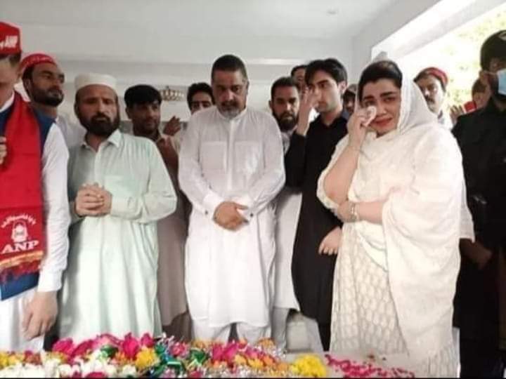 AbdullahUtmani3's tweet photo. یہ تصویر نہیں بلکہ ایک صدی سے جاری عدم تشدد کےمزاحمتی جدوجہد کا ایک دلخراش منظر ہے  بشیر بلور شہید ہارن بلور شہید اور شبیر بلور شہید عدم تشدد کے اس مزاحمتی  قافلے کے اعلی مقام پر فائز ہیں۔
اج بھی بلور خاندان اپنے مقام پر کھڑے ہے اور اس قامی جدوجہد میں پیش پیش ہے.
@SamarHBilour https://t.co/mBiJbfj5m1