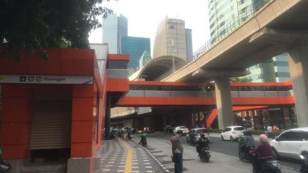 llllleonnov's tweet image. Pemilihan warna oranye untuk lanskap perkotaan yang didominasi concrete dan glass akan selalu menjadi keputusan warna yang teramat buruk.

Pasti oranye biar warna persija = warna jakarta kan? Stop pola pikir aneh lu men.