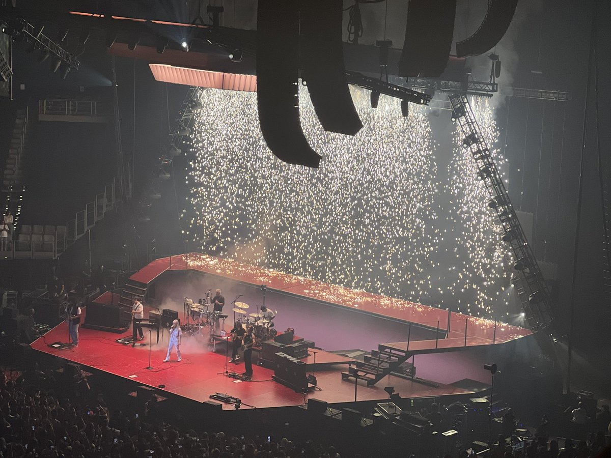 itsburgan's tweet photo. What a night and what a show 🔥
#Paramore #ThisIsWhyTour @paramore https://t.co/Gy9Wx1QNR2