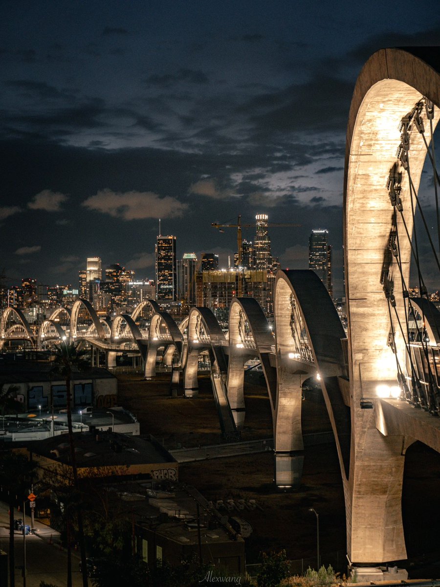 chavezizzy1999's tweet photo. The 6th Street Bridge in Los Angeles has a really sci-fi feel to it, with its irregular arching lines twisting and stretching across the Los Angeles metropolis, yet it has a unique beauty
#LosAngeles #LosAngeles photography #LosAngeles travel #LosAngeles photo shoot #Bridge https://t.co/sXeALvSCRG