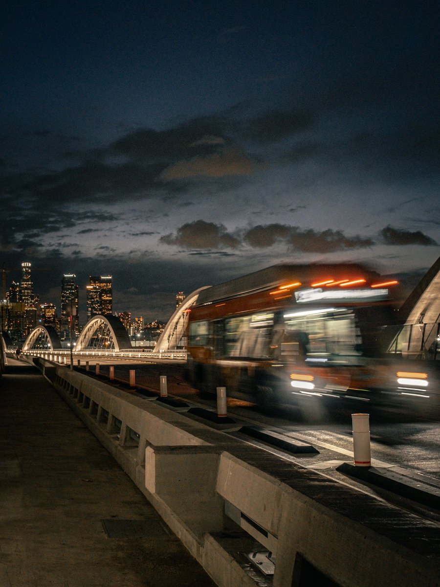 chavezizzy1999's tweet photo. The 6th Street Bridge in Los Angeles has a really sci-fi feel to it, with its irregular arching lines twisting and stretching across the Los Angeles metropolis, yet it has a unique beauty
#LosAngeles #LosAngeles photography #LosAngeles travel #LosAngeles photo shoot #Bridge https://t.co/sXeALvSCRG