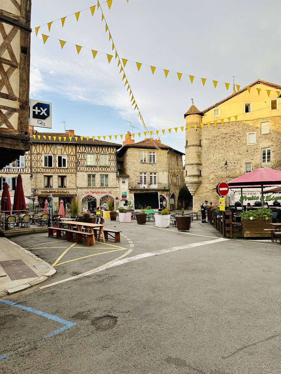 bartdecl's tweet photo. Nu al weg uit Saint-Lรฉonard-de-Noblat om de warmte en de drukte van @LeTour de France voor te zijn
#AntwerpenSantiago https://t.co/LkHf5VhT1k