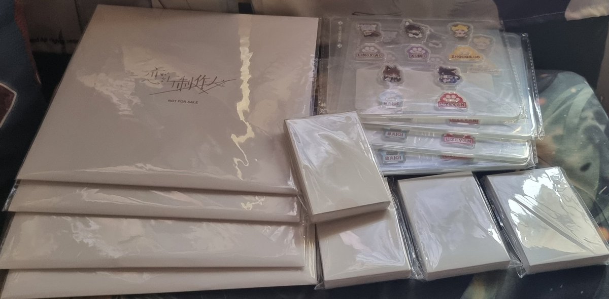 XingXueYue's tweet photo. Finally have the time to open them up and check~ and yeaaaa i spent enough to get 4 sets fml 🫠🫠🫠
#loveandproducer #lovepro #恋与制作人 #戀與製作人 #mlqc #mrlovequeenschoice #xumo #lucien #许墨 #許墨 #lizeyan #victor #李泽言 #李澤言 #周边 #merch https://t.co/42o8rZsqpO