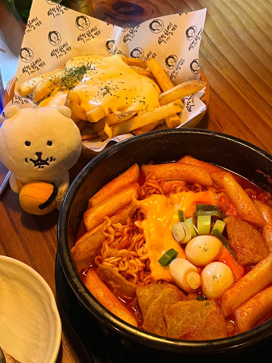 cutbearcut's tweet photo. 역전할머니맥주 - 치즈라볶이, 갈릭빠다포테이토
콰아악. https://t.co/lh1Jmyz7GF