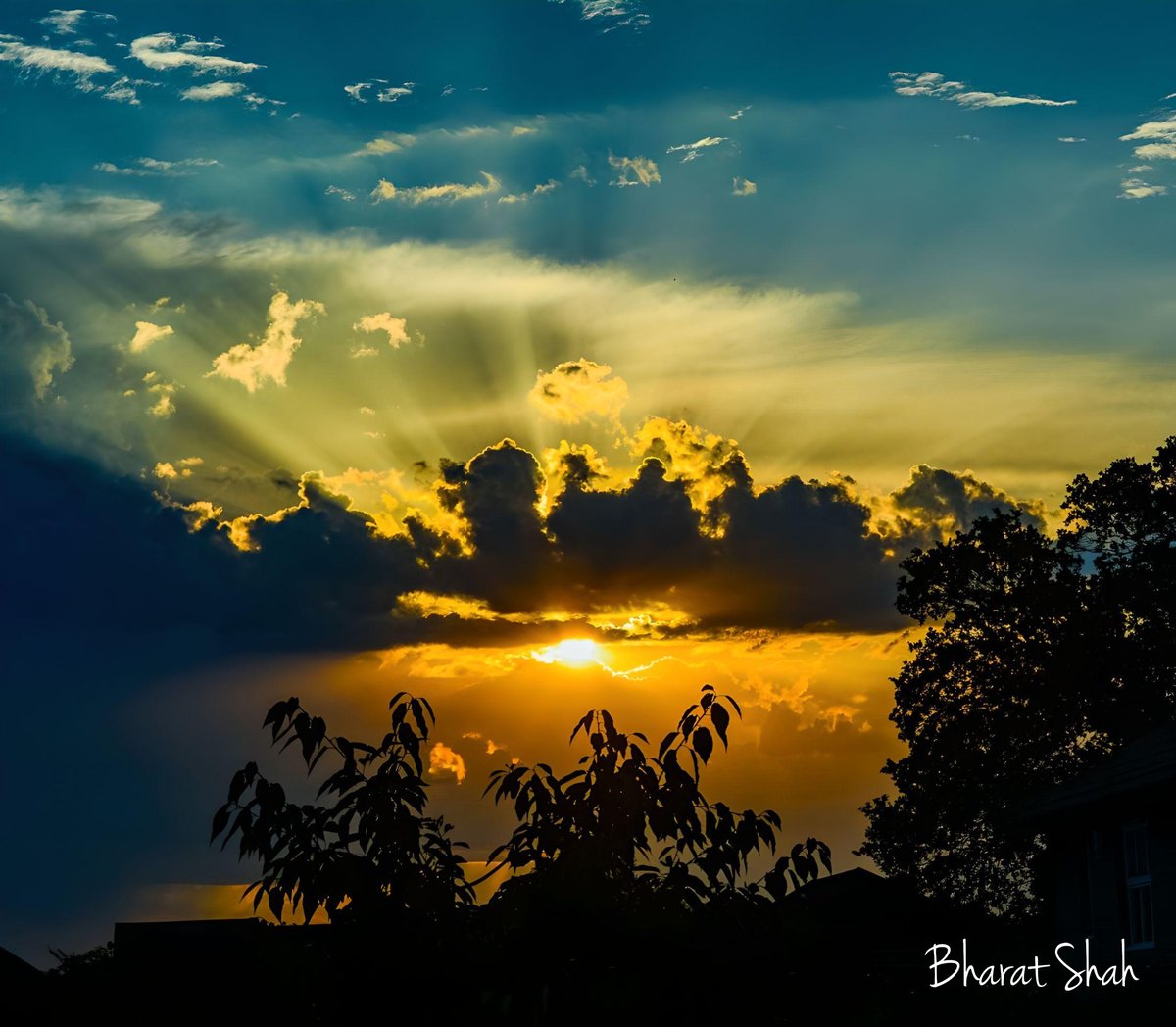 View from my window (literally). Yesterday morning. 

#ScenesfromMK #ThePhotoHour #TwitterNatureCommunity #TwitterNaturePhotography #Sunrise 
#sundayvibes #viewfrommywindow