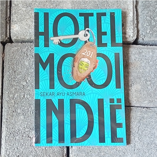 "Bimo, seorang sutradara spesialis film horor. Tatiana, seorang foodie, punya podcast khusus makanan. Dirga, mahasiswa sastra Jawa, bertekad membangkitkan popularitas hanacaraka."

HOTEL MOOI INDIË - Sekar Ayu Asmara, Rp59.000. Pesan via tokopedia.com/kineruku/hotel…