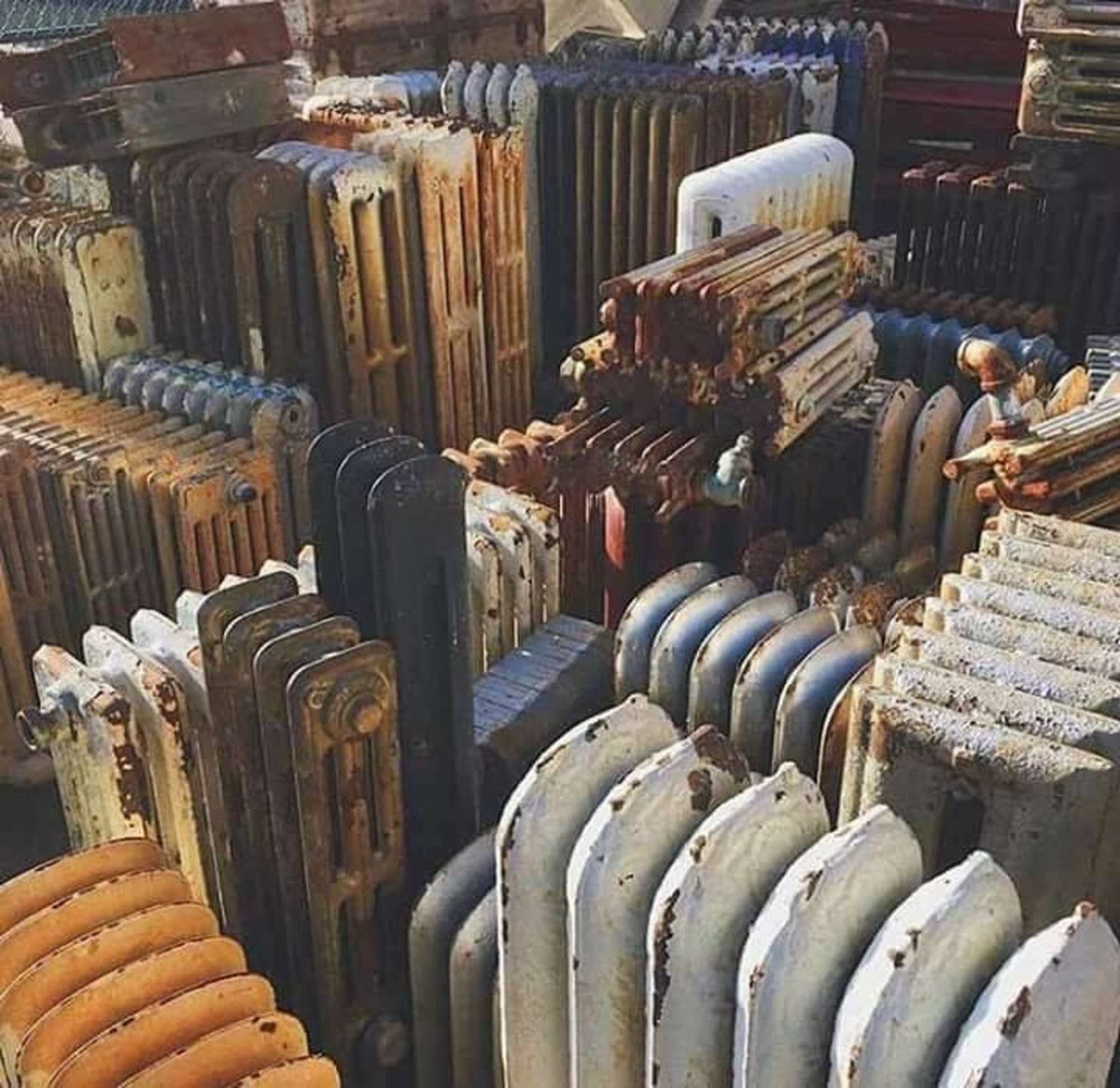 BebuCesco's tweet image. Looks like a cityscape but they are just radiators!