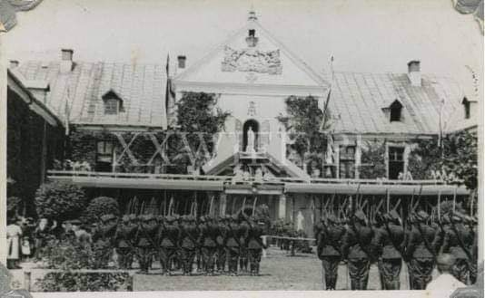 CoachSwimmingPL's tweet photo. 9 lipca 1939 roku Prymas Polski August Hlond koronował w Jazłowcu w województwie tarnopolskim figurę Matki Boskiej Jazłowieckiej ,patronki 14 Pułku Ułanów.
Zdjęcie przedstawia Ułanów prezentujących broń podczas czytania ewangelii. https://t.co/ksNxfFfE4Z