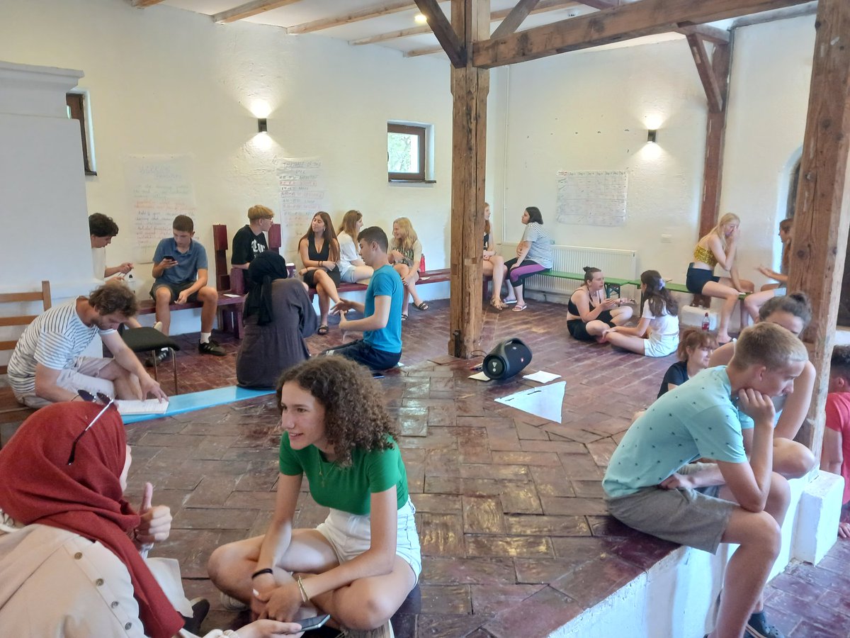 mobilitatTACC's tweet photo. Aquests dies estem a 🇷🇴 a l'intercanvi juvenil #ErasmusPlus 'DIGI-LIT' de #filologisme.ro, on estem descobrint les emocions i diferents gèneres literaris (haiku, contes...) així com apps d'AI per crear-los https://t.co/eEUwOSYWvH