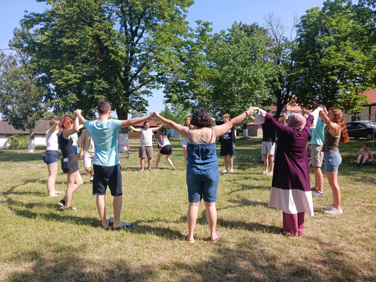 mobilitatTACC's tweet photo. Aquests dies estem a 🇷🇴 a l'intercanvi juvenil #ErasmusPlus 'DIGI-LIT' de #filologisme.ro, on estem descobrint les emocions i diferents gèneres literaris (haiku, contes...) així com apps d'AI per crear-los https://t.co/eEUwOSYWvH