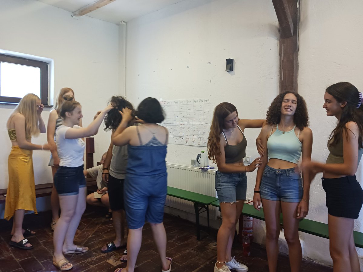 mobilitatTACC's tweet photo. Aquests dies estem a 🇷🇴 a l'intercanvi juvenil #ErasmusPlus 'DIGI-LIT' de #filologisme.ro, on estem descobrint les emocions i diferents gèneres literaris (haiku, contes...) així com apps d'AI per crear-los https://t.co/eEUwOSYWvH