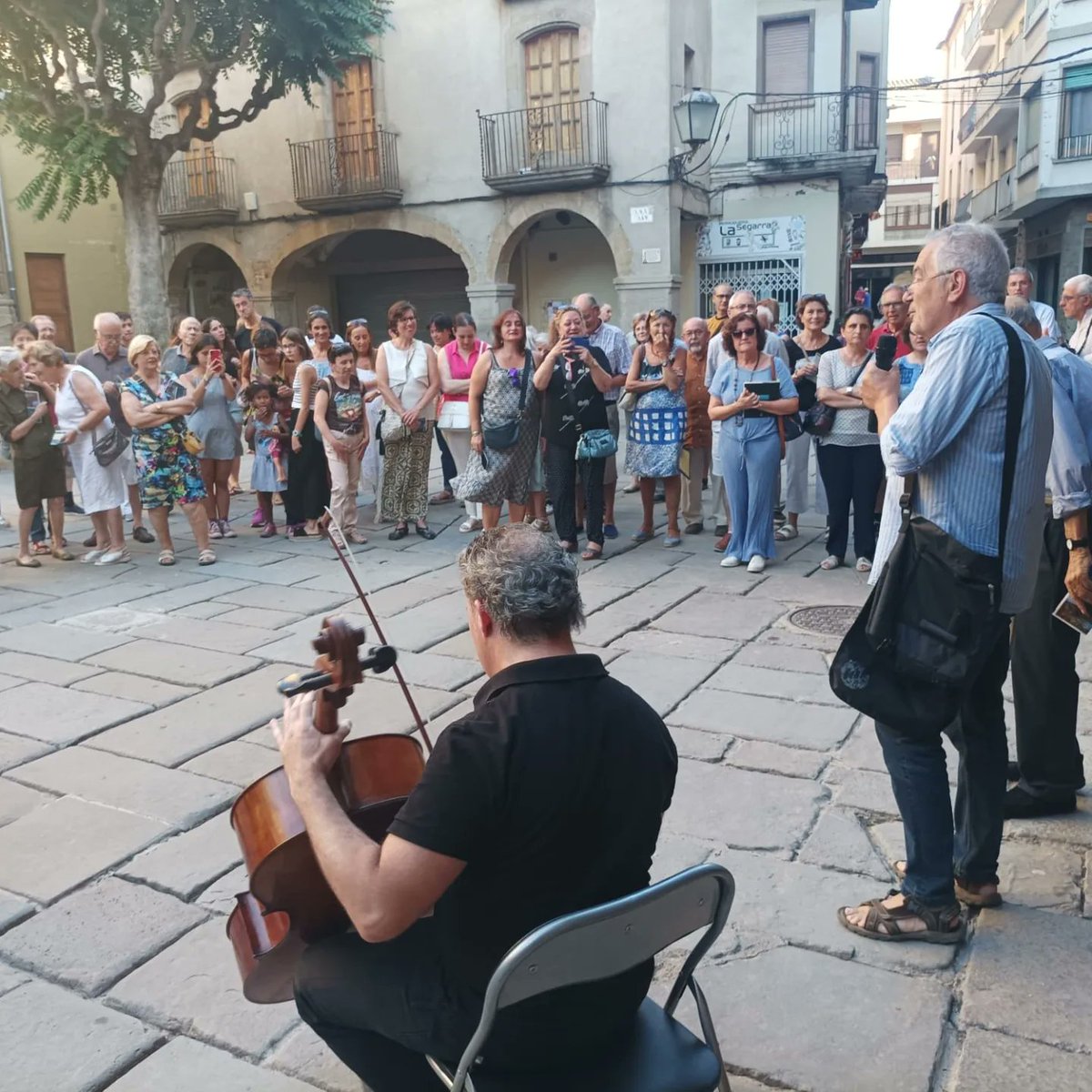 Itinerari poètic en reconeixement a l'obra del nostre poeta local Jordi Pàmias, amb una alta participacio.

#poesia #JordiPàmias #Guissona
