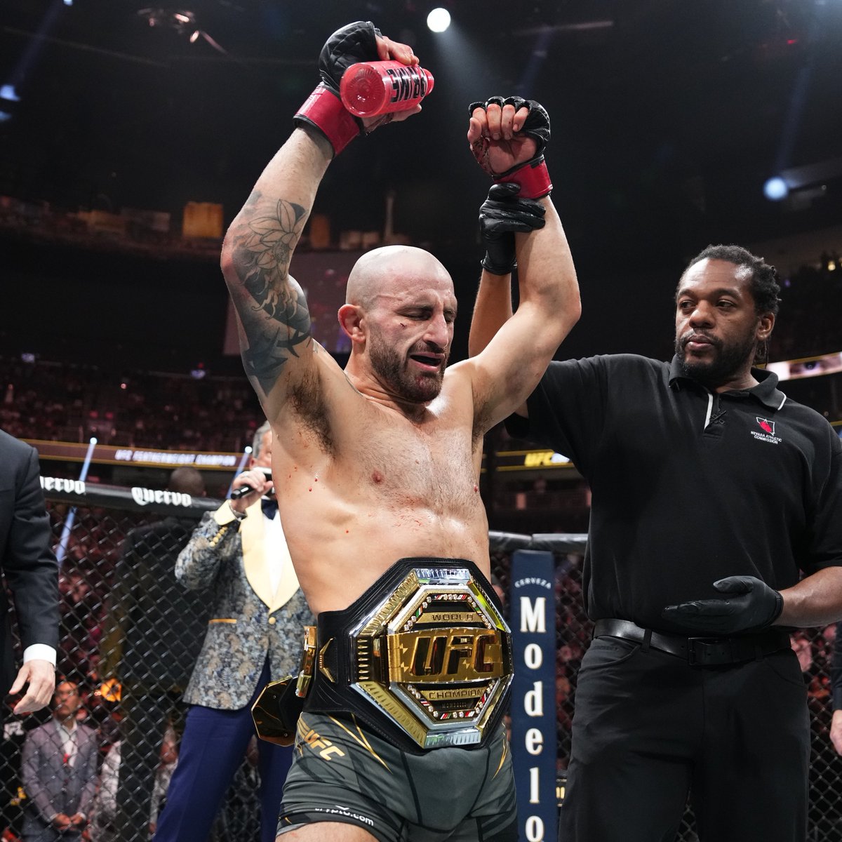 ufc's tweet image. Volk's featherweight reign continues 👑 #UFC290