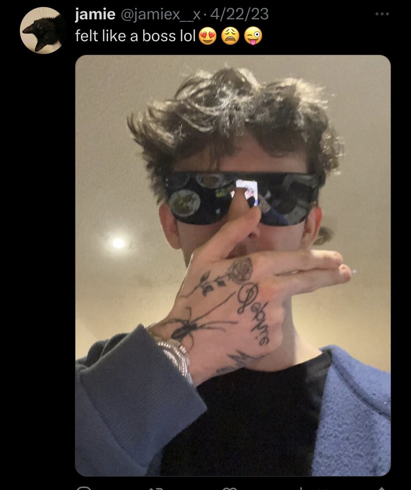 boxxhaha's tweet photo. @jamiex__x @MMELlSSA @l87134 @shayluiciano @sprinkIy @emi7587 @sillyunicornlol @imgonnapuke92 #boss
Black T-Shirt
Plain blue sweater
200$ Watch 
Sunglasses inside
#baller https://t.co/qQ6Yhwrjsa