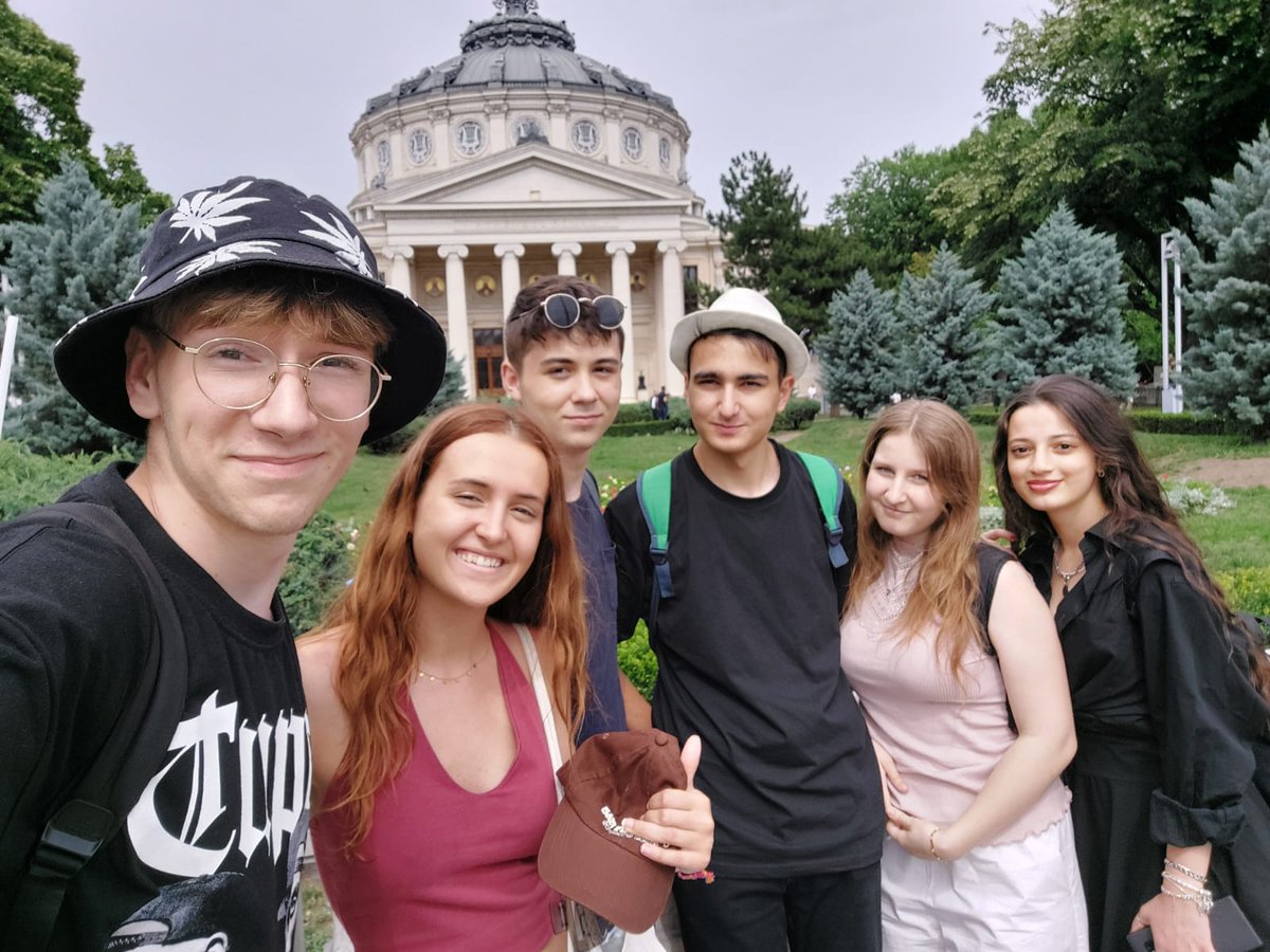mobilitatTACC's tweet photo. Mitjançant una gimcana per Bucarest vam poder descobrir la ciutat, autors romanesos i la llibreria més famosa 📚 https://t.co/wIUQD2TJby