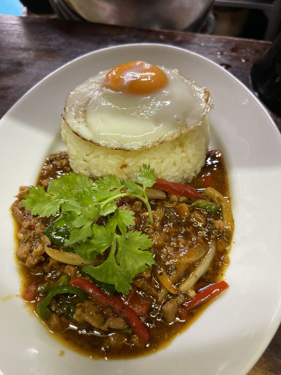 LamaDining's tweet photo. インド料理ラマからのご挨拶🙏,
ガパオライスは、味覚を本当に魅了するおいしいタイ料理です。この風味豊かな創作の基礎は、香り豊かな米の柔らかいひき肉 (通常は鶏肉) の香り豊かなタイのホーリーバジル、ソースとスパイスの完璧なブレンドと目玉焼きの組み合わせにあり、ガパオライスは満足のい https://t.co/lBKSwuW73q