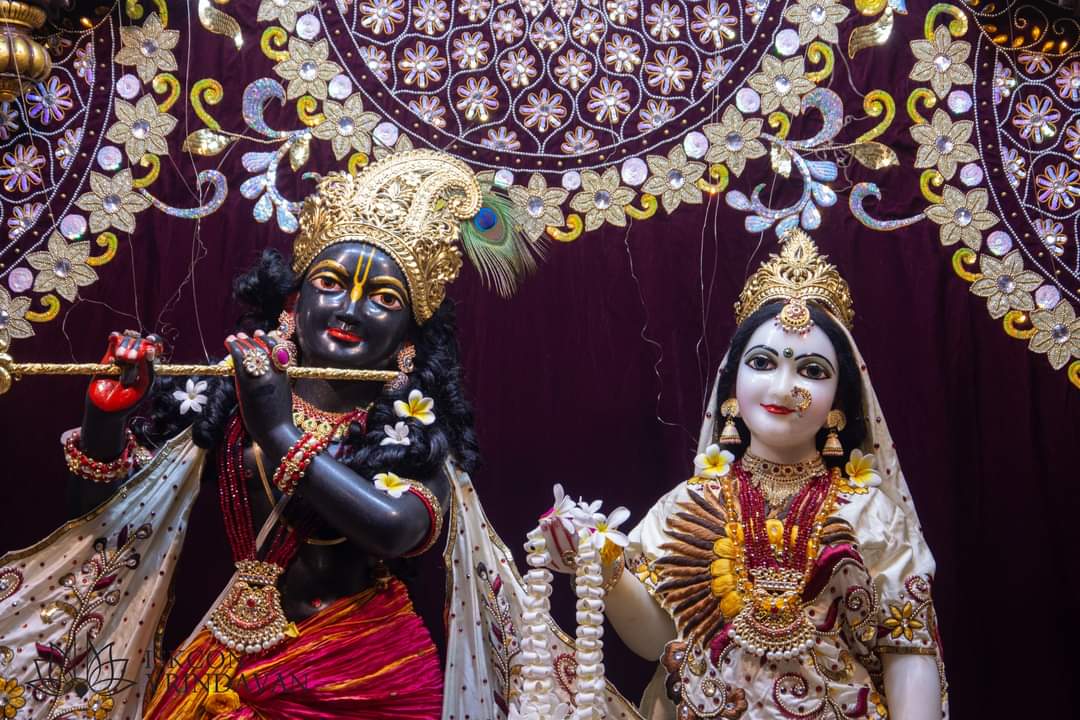 DBhagvadgita's tweet photo. मो मन तम-तोमहि हरो, राधा को मुख चंद । बढ़े जाहि लखि सिंधु लौं, नंदनंदन आनंद ॥
🌹 Rādhey Rādhey 🌹 https://t.co/l8USj6xy9S