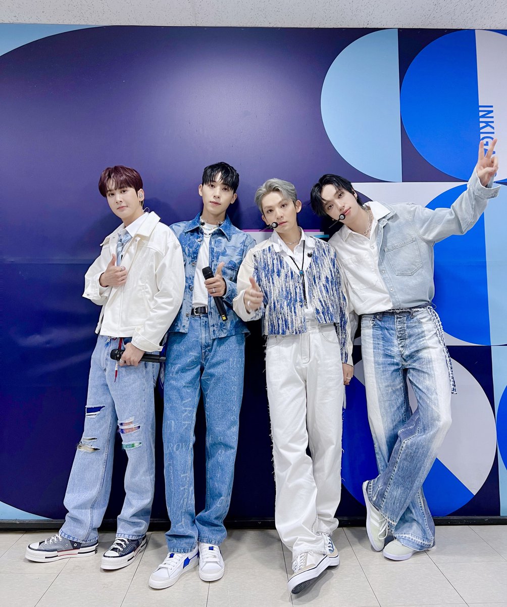 TEEN_TOP's tweet photo. 여름 불쾌지수를 단번에 극복하는 방법 ?
#틴탑 무대로 #휙 하고 극복하세요 💜

잠시 후, 3시 10분 SBS '인기가요‘ 에 틴탑이 출연합니다 !

#TEENTOP #4SHO #HWEEK #SBS #인기가요 https://t.co/a5UWryUT4D