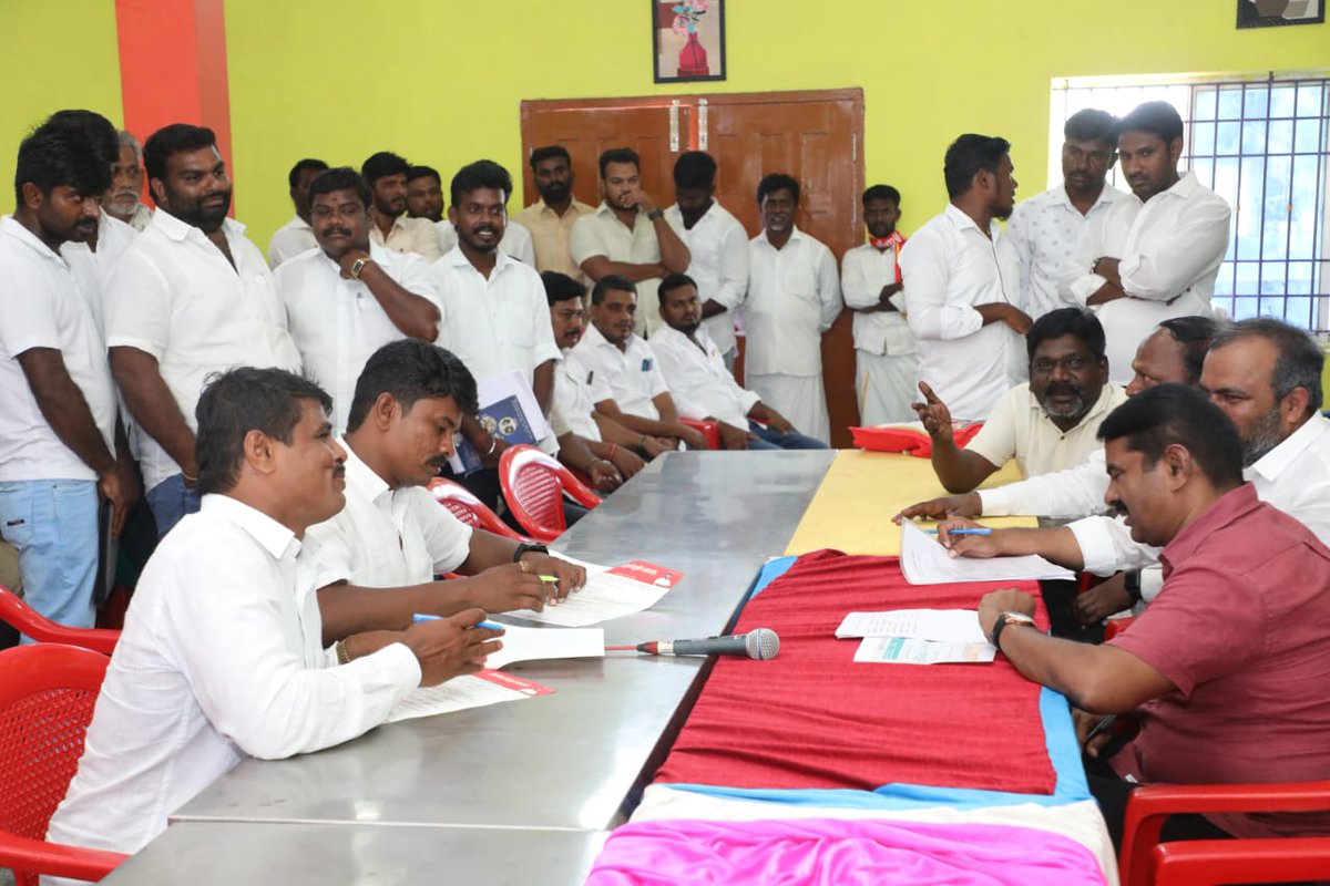 Seeman4TN's tweet photo. நாம் தமிழர் கட்சியின் உள்கட்டமைப்பை மறுசீராய்வு செய்து, வலிமைப்படுத்தி, எதிர்வரும் தேர்தல்களுக்கு அணியப்படுத்துவதற்காக, 08-07-2023 அன்று அறந்தாங்கியில் நடைபெற்ற புதுக்கோட்டை மாவட்டத்திற்குட்பட்ட விராலிமலை தொகுதிப் பொறுப்பாளர்களுக்கான கலந்தாய்வில் உறவுகளுடன் கலந்துரையாடிய போது, https://t.co/Ev13FRHACl
