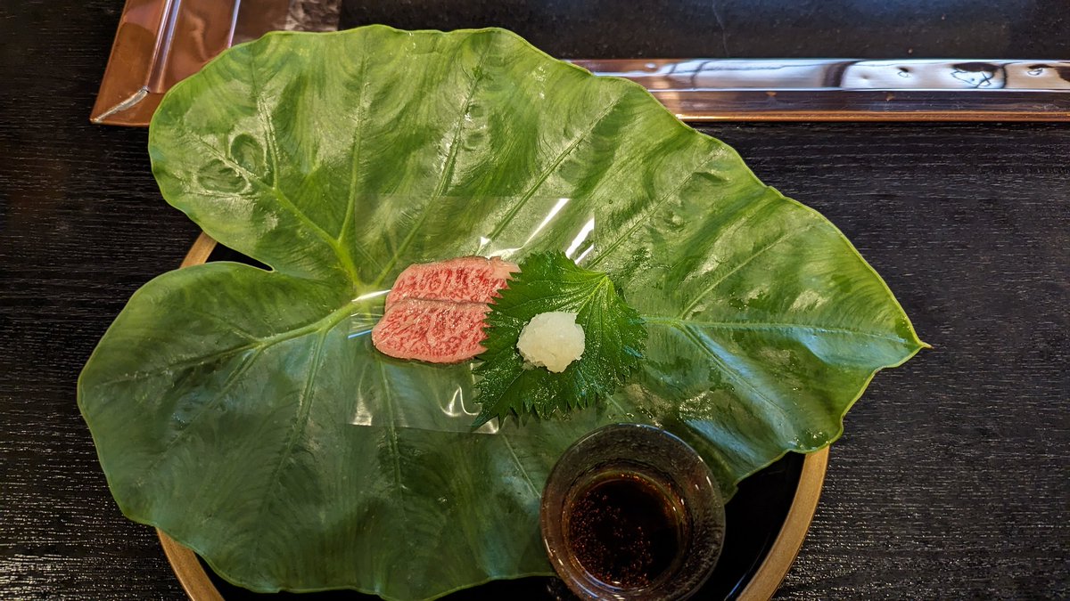 昨日 食べた料理が
蓮の葉に乗せられててオシャレだったし美味しかった♥
もう1つの方は何の葉っぱなのか分からないけど
とにかく肉は正義！美味しい！
全体を撮ろうとしたら料理めっちゃ小さくなった(笑)